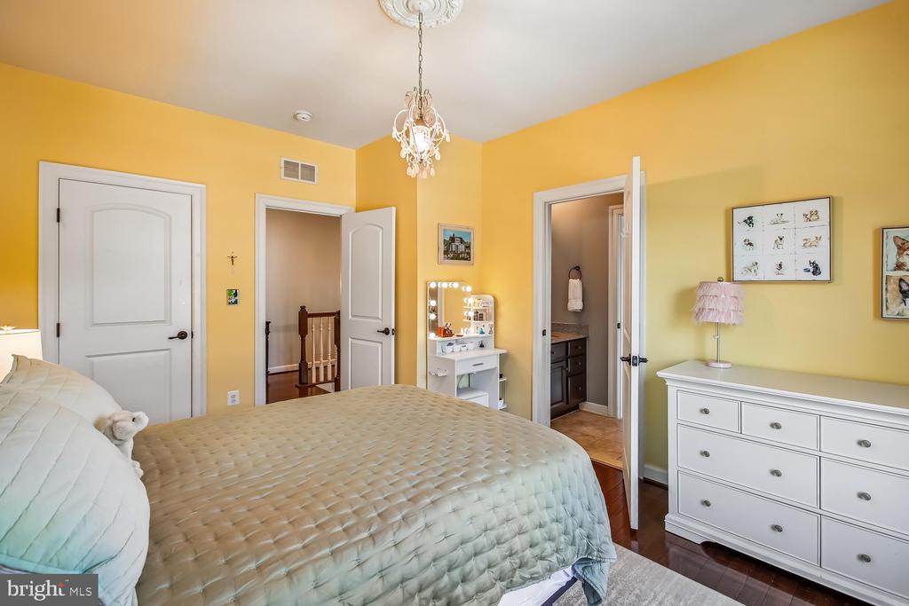 9423 FERRY LANDING COURT