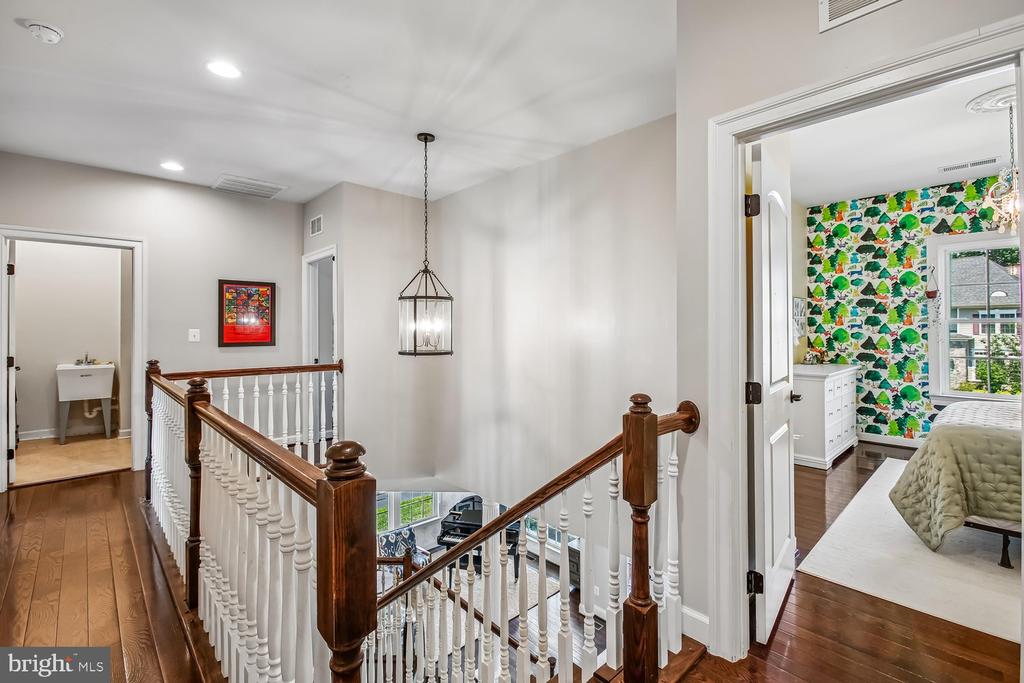 9423 FERRY LANDING COURT