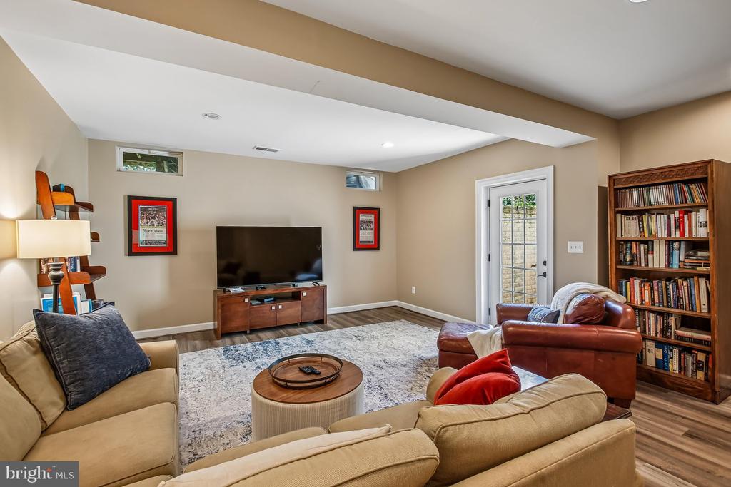 9423 FERRY LANDING COURT