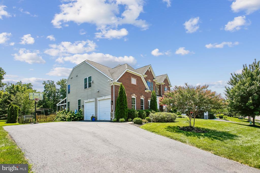 9423 FERRY LANDING COURT