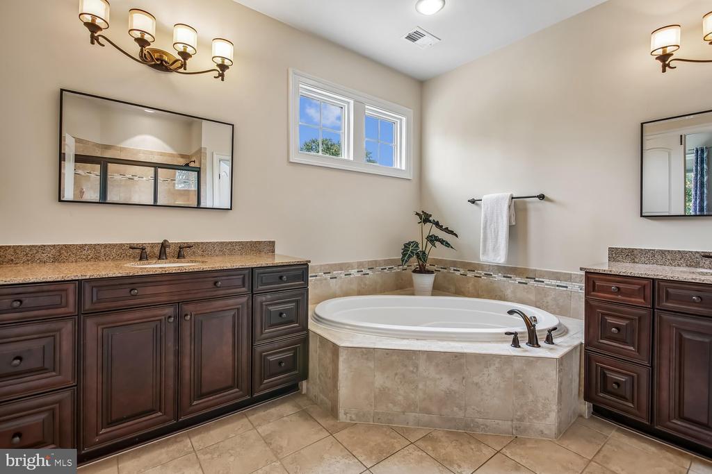 9423 FERRY LANDING COURT