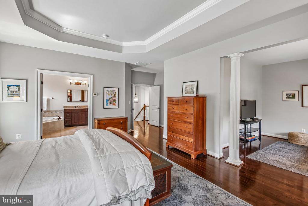 9423 FERRY LANDING COURT
