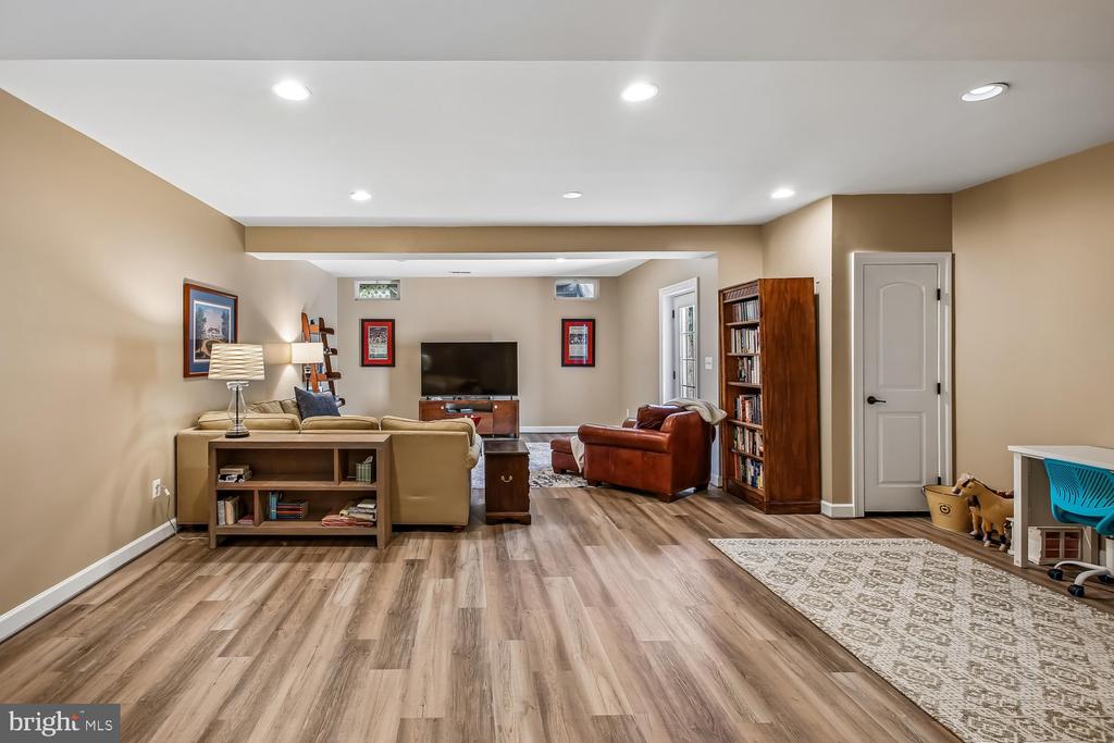 9423 FERRY LANDING COURT