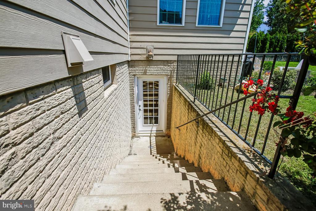 9423 FERRY LANDING COURT