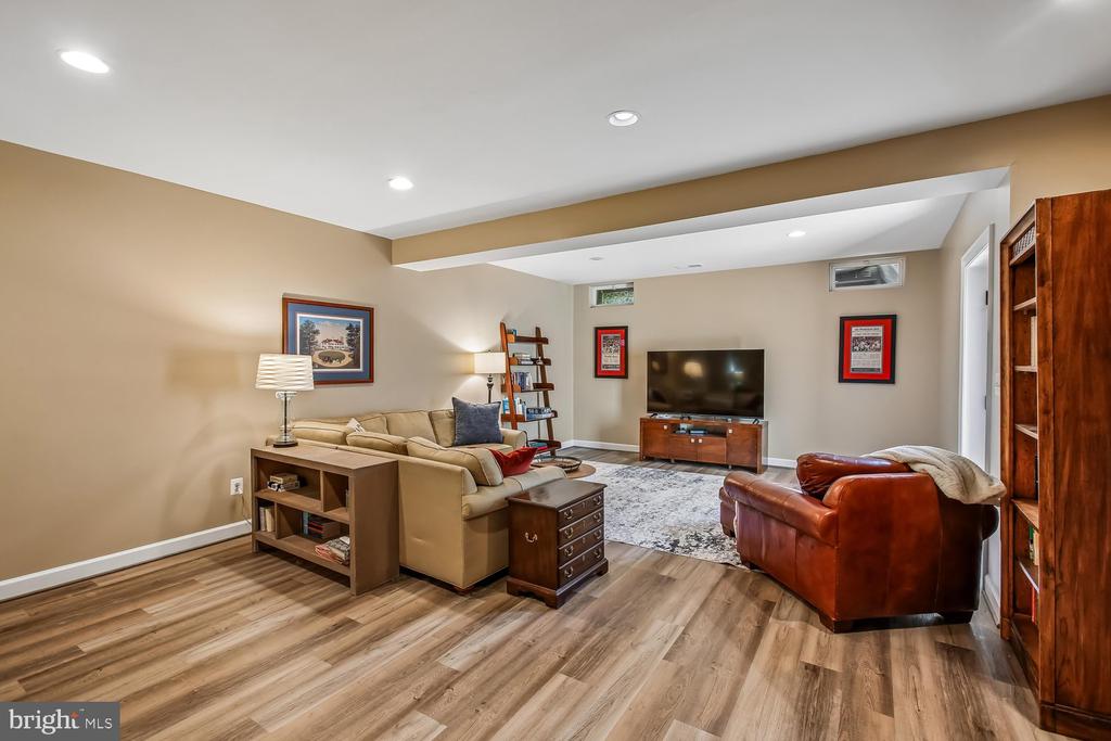 9423 FERRY LANDING COURT