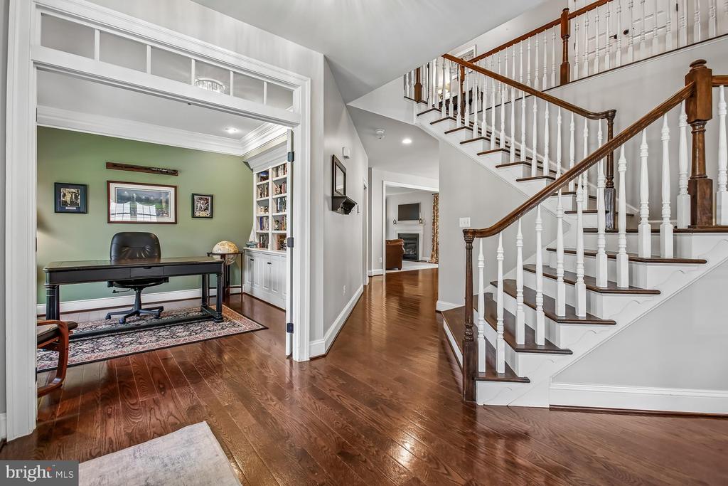 9423 FERRY LANDING COURT