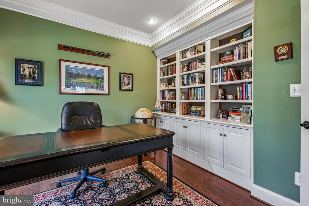 9423 FERRY LANDING COURT