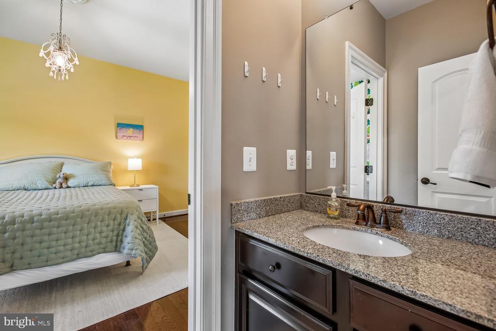 9423 FERRY LANDING COURT