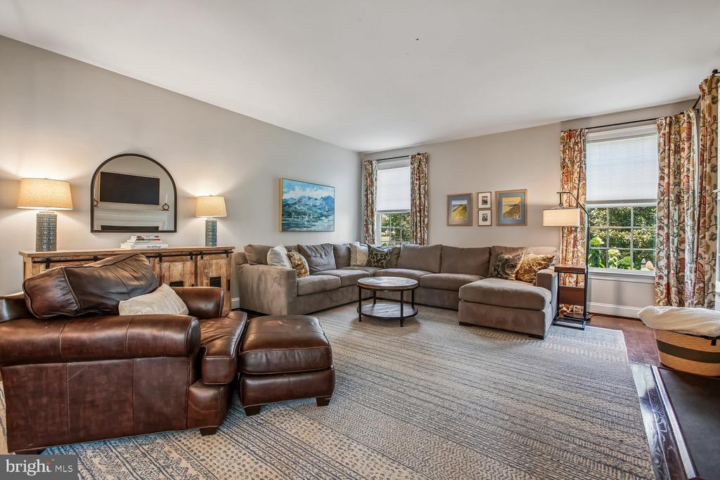 9423 FERRY LANDING COURT