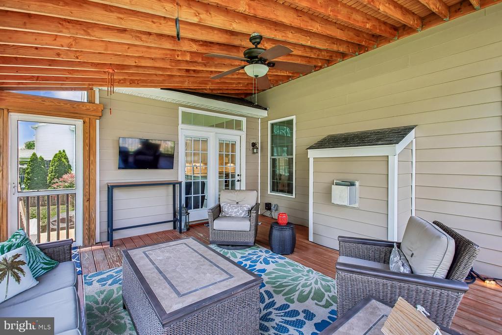 9423 FERRY LANDING COURT