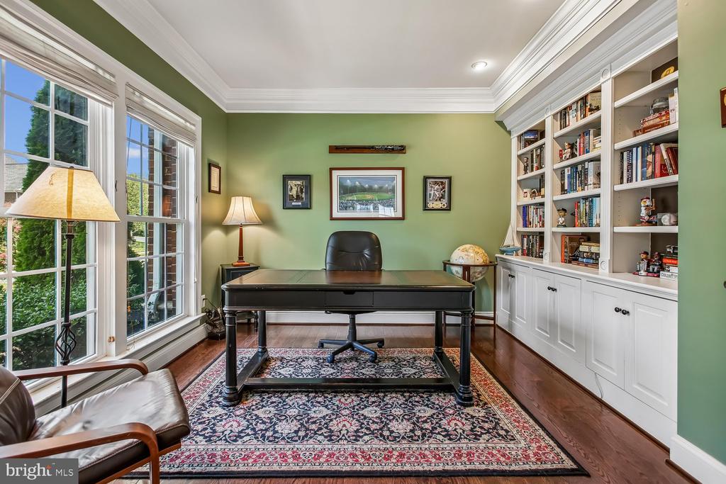 9423 FERRY LANDING COURT