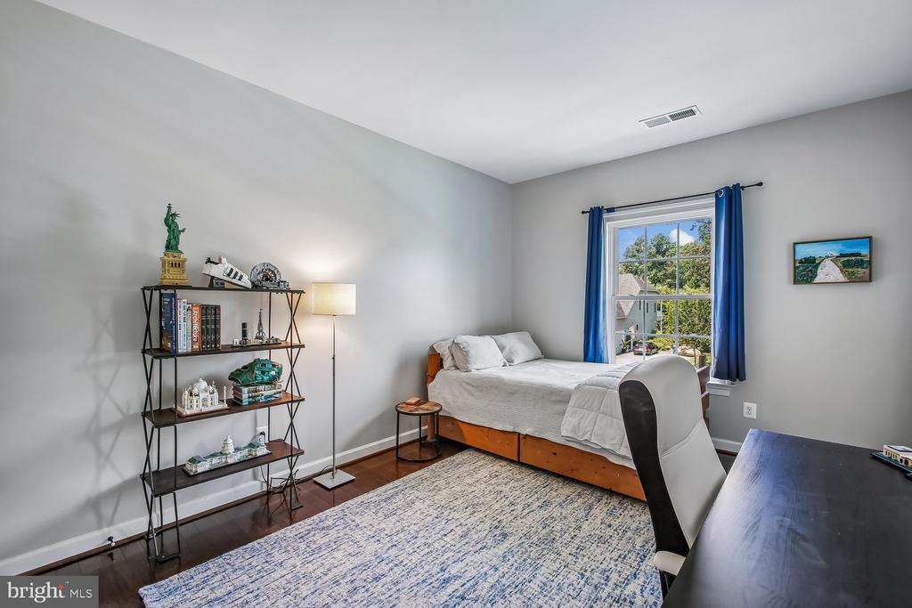 9423 FERRY LANDING COURT