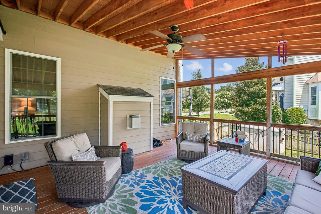 9423 FERRY LANDING COURT