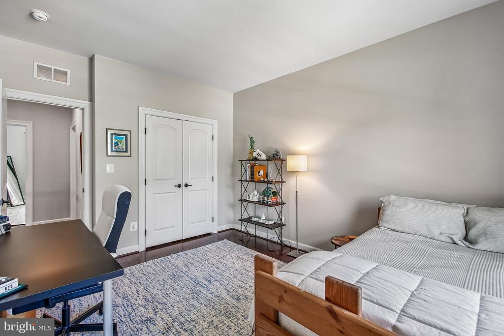 9423 FERRY LANDING COURT