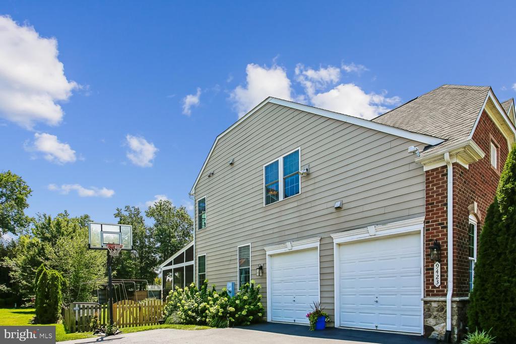9423 FERRY LANDING COURT