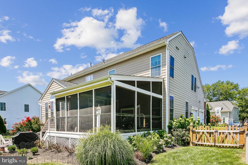 9423 FERRY LANDING COURT