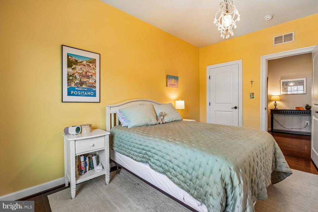9423 FERRY LANDING COURT