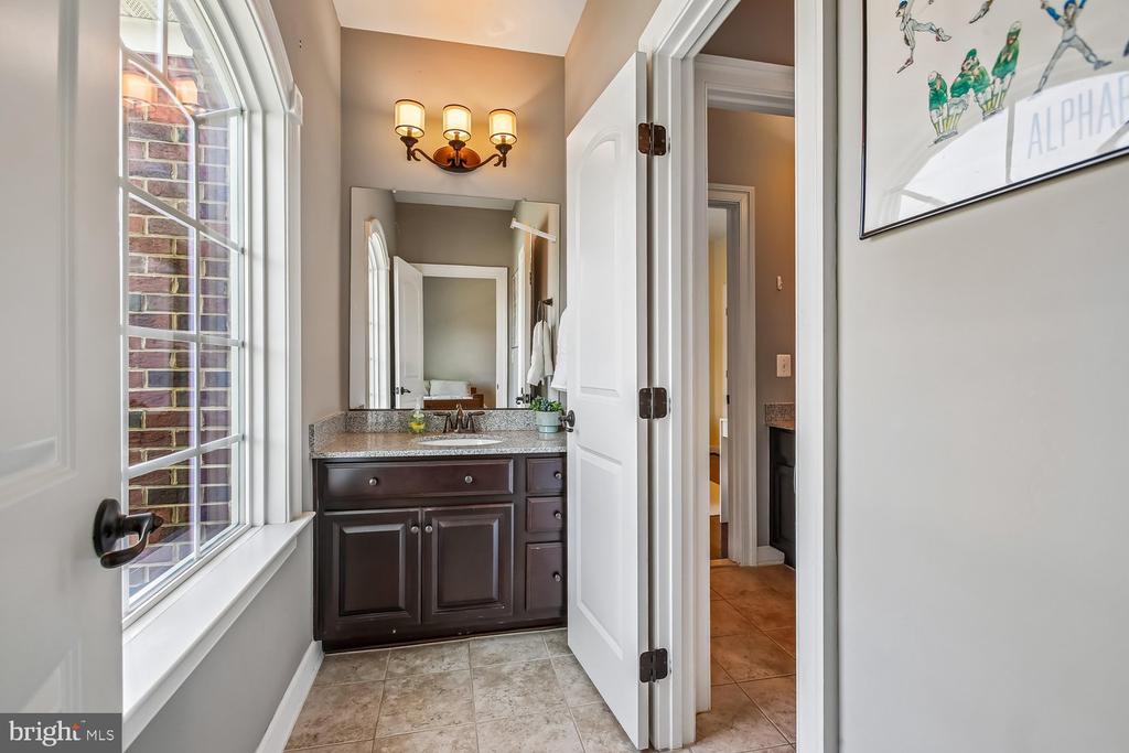 9423 FERRY LANDING COURT