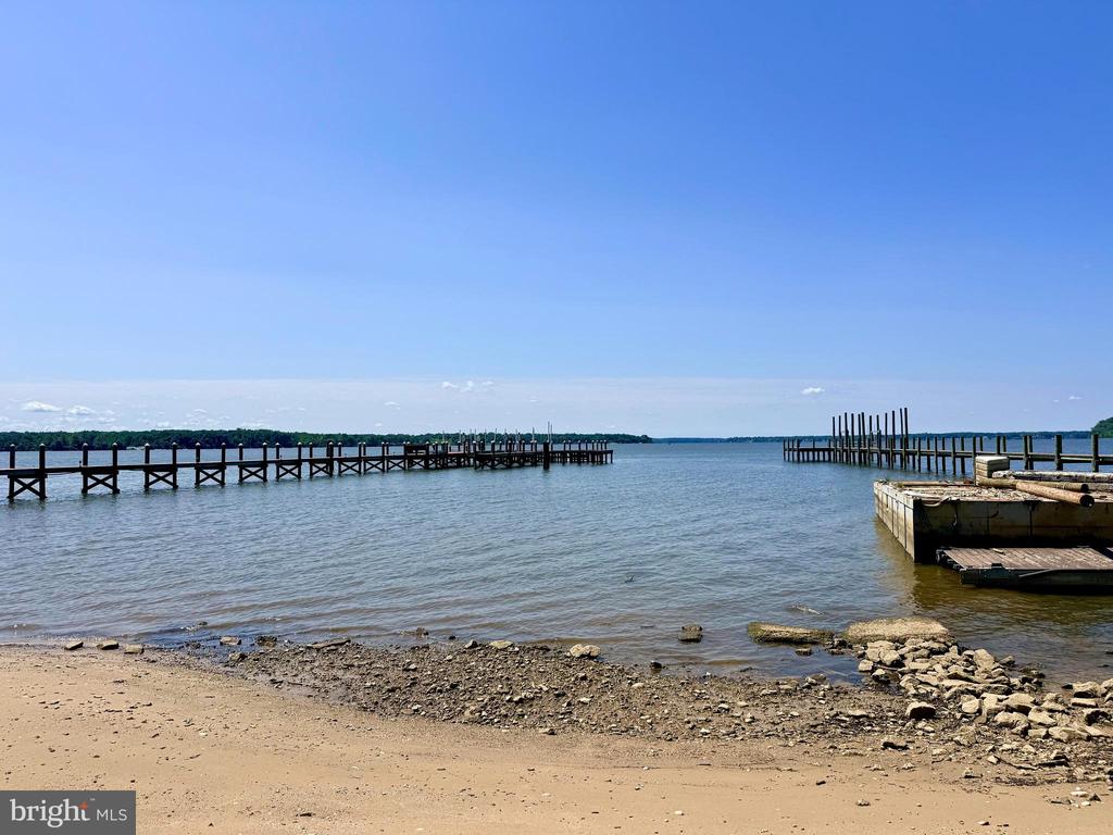 9423 FERRY LANDING COURT