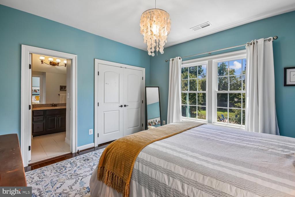 9423 FERRY LANDING COURT