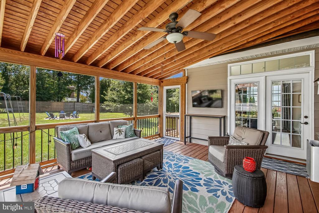 9423 FERRY LANDING COURT