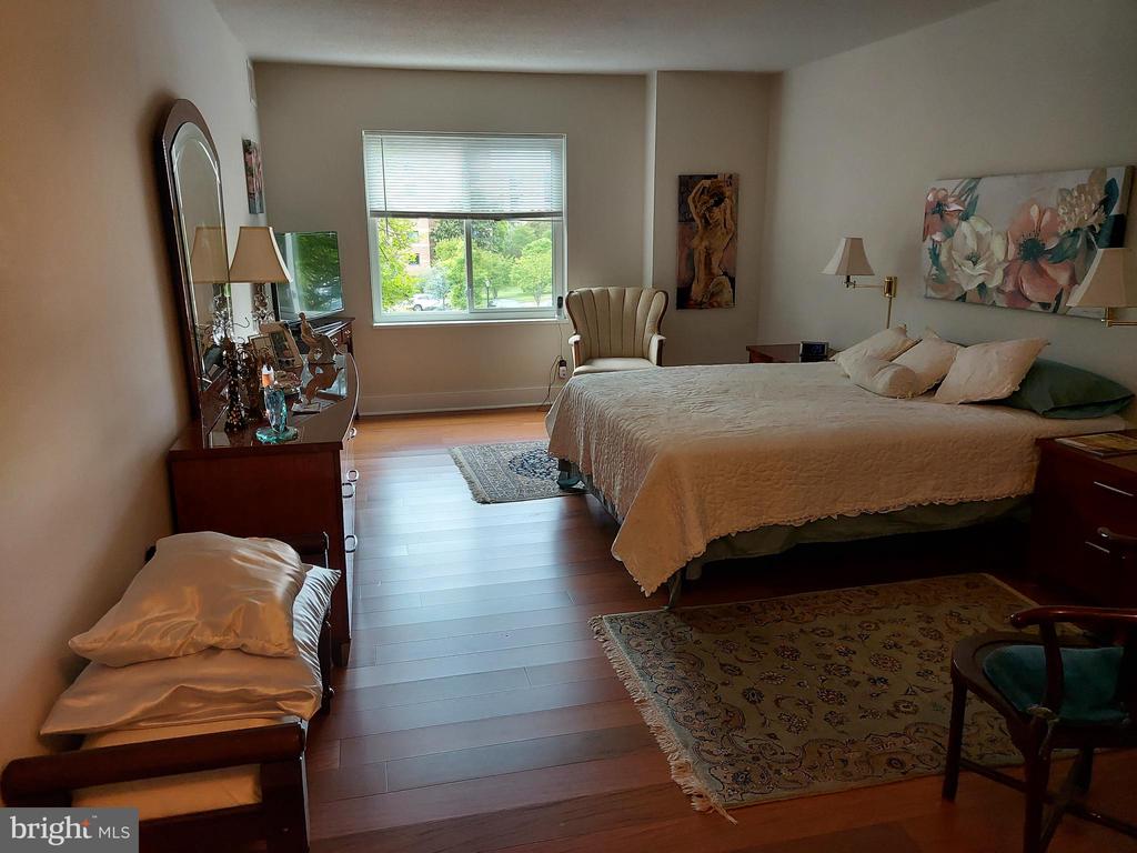 8340 GREENSBORO Unit: 221