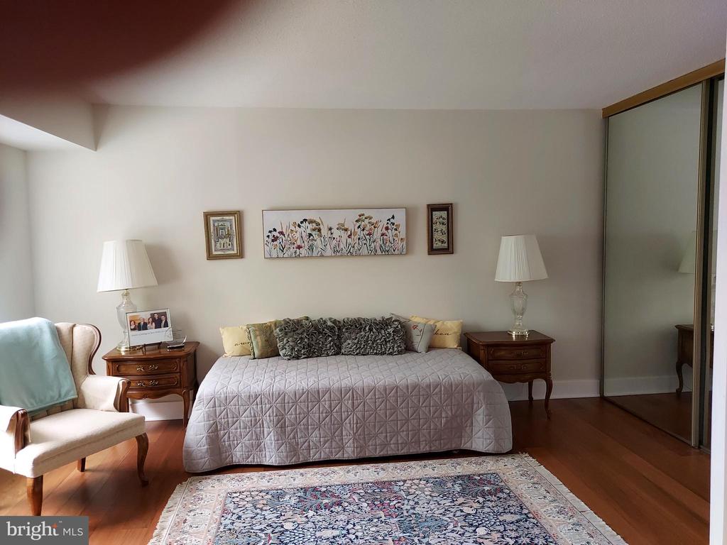 8340 GREENSBORO Unit: 221
