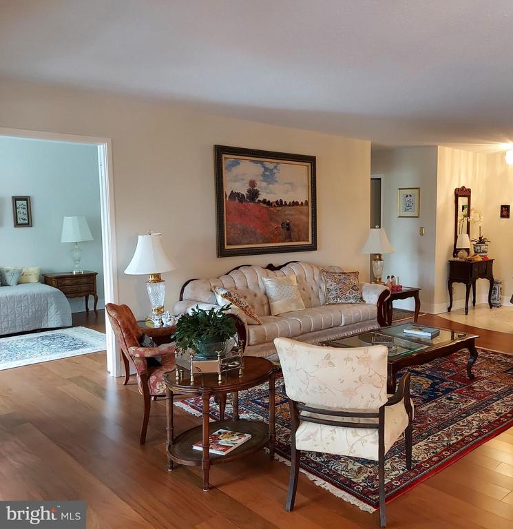 8340 GREENSBORO Unit: 221