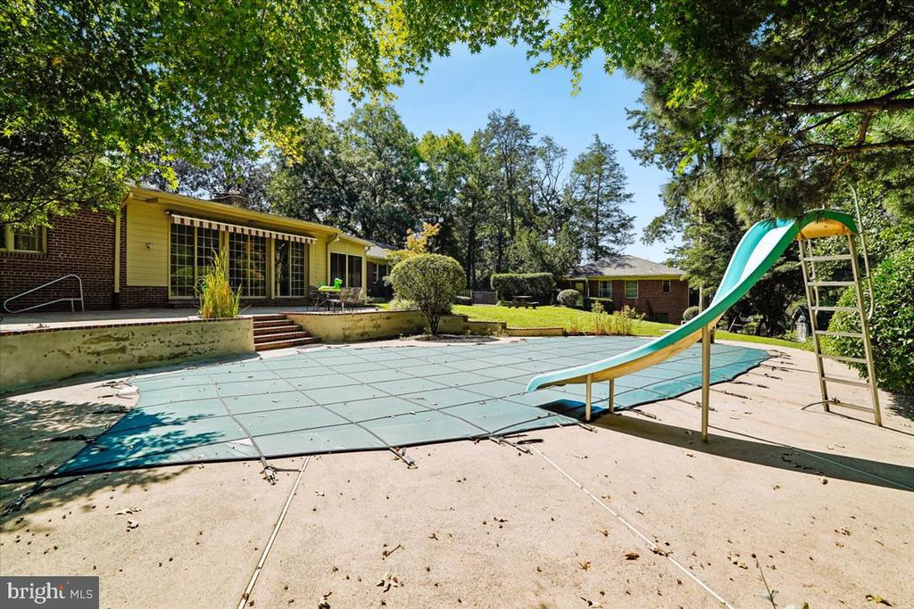 8106 W BOULEVARD DRIVE