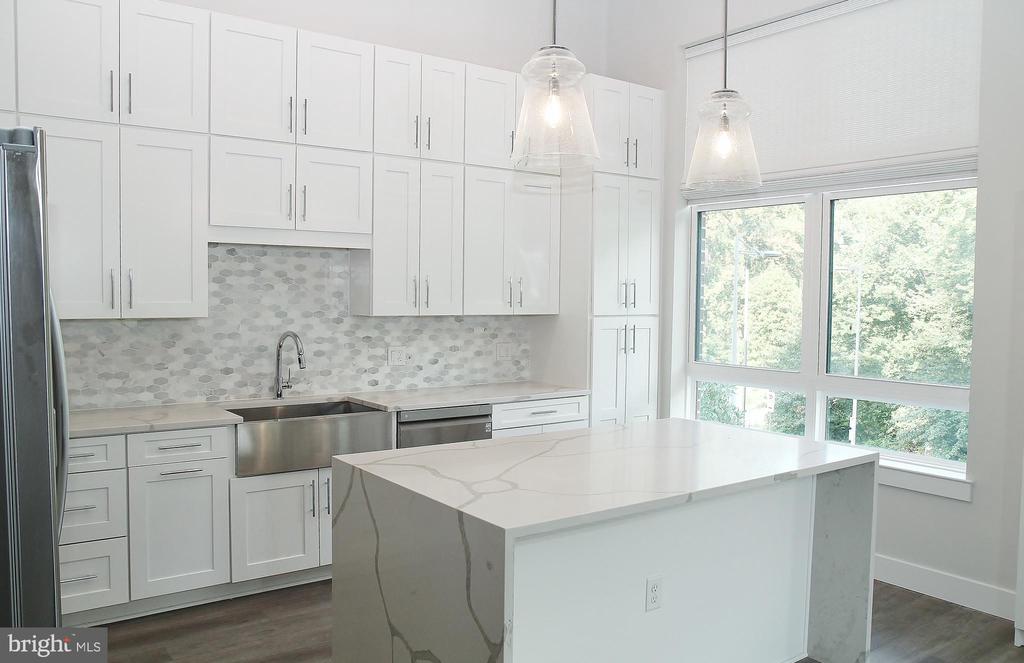 1761 OLD MEADOW ROAD Unit: 119