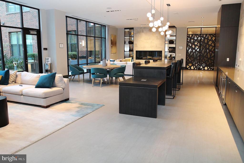 1761 OLD MEADOW ROAD Unit: 119
