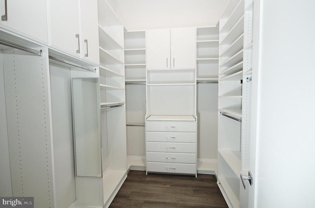 1761 OLD MEADOW ROAD Unit: 119
