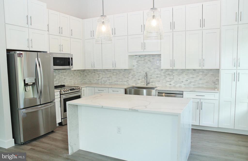 1761 OLD MEADOW ROAD Unit: 119