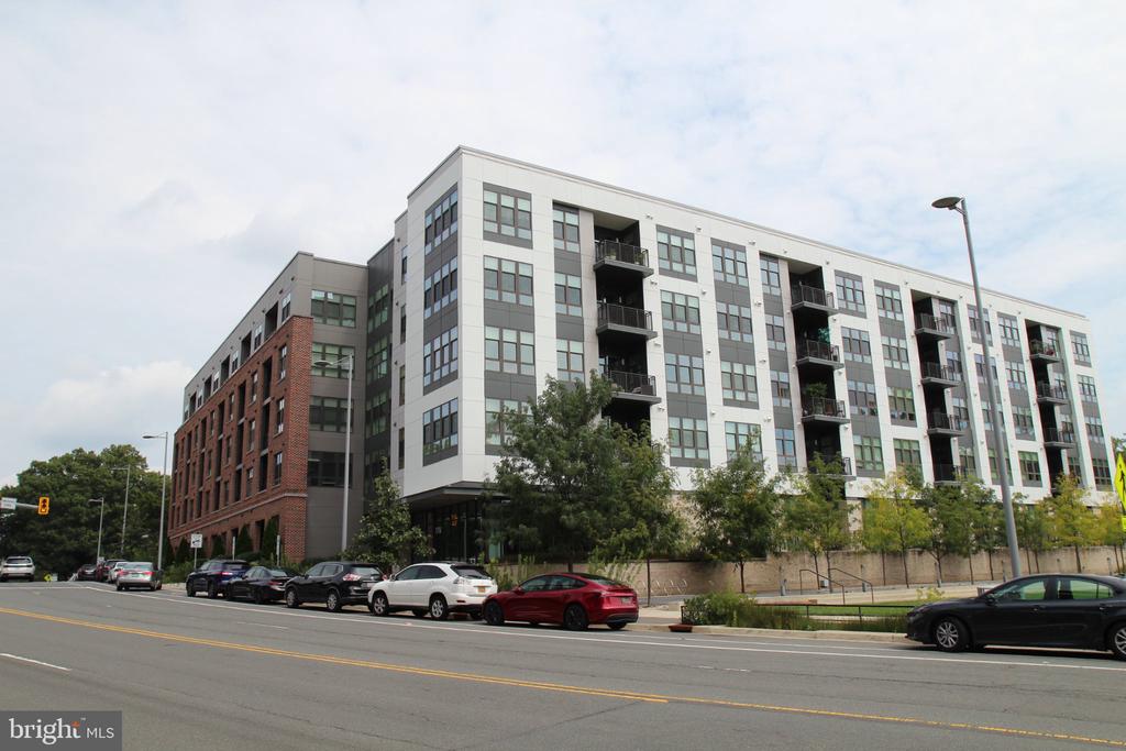 1761 OLD MEADOW ROAD Unit: 119