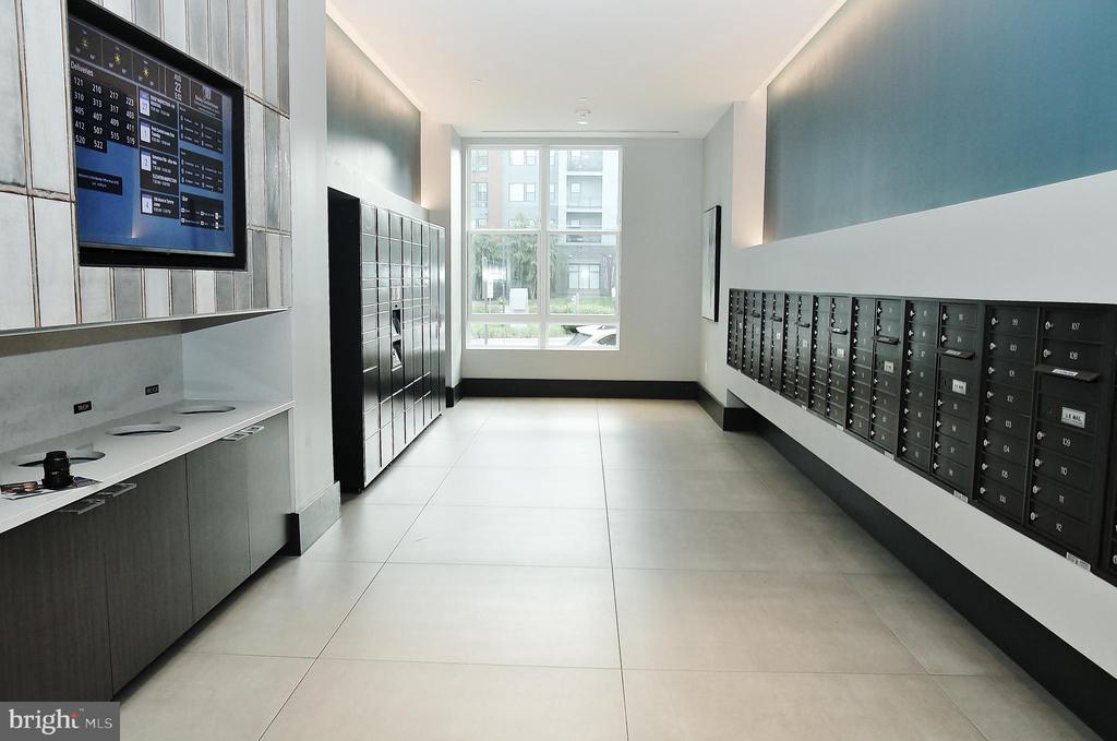 1761 OLD MEADOW ROAD Unit: 119