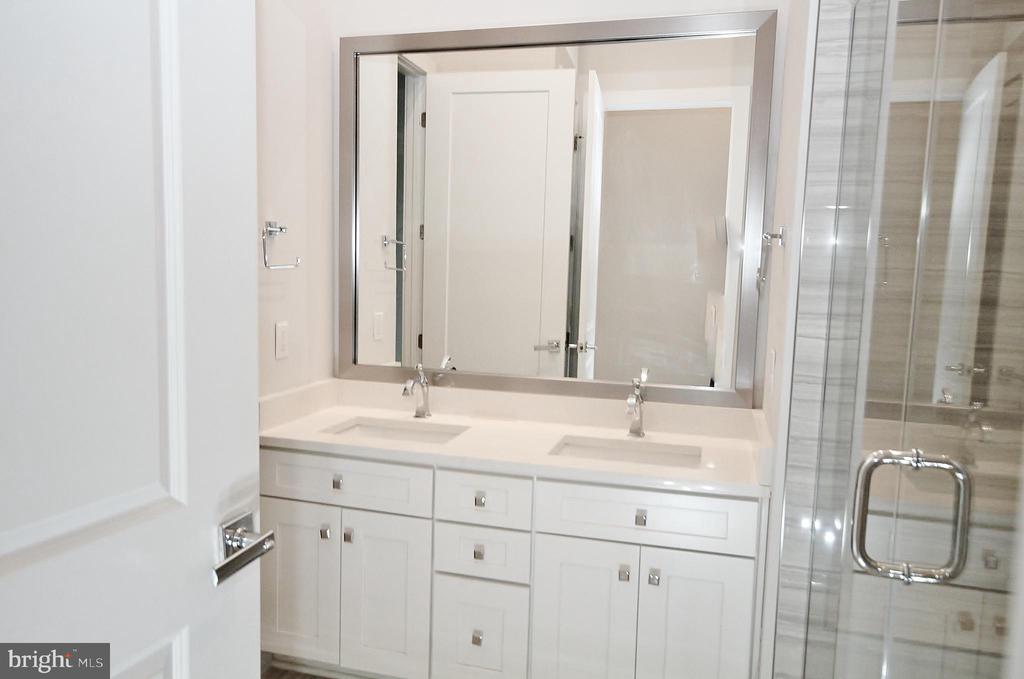 1761 OLD MEADOW ROAD Unit: 119