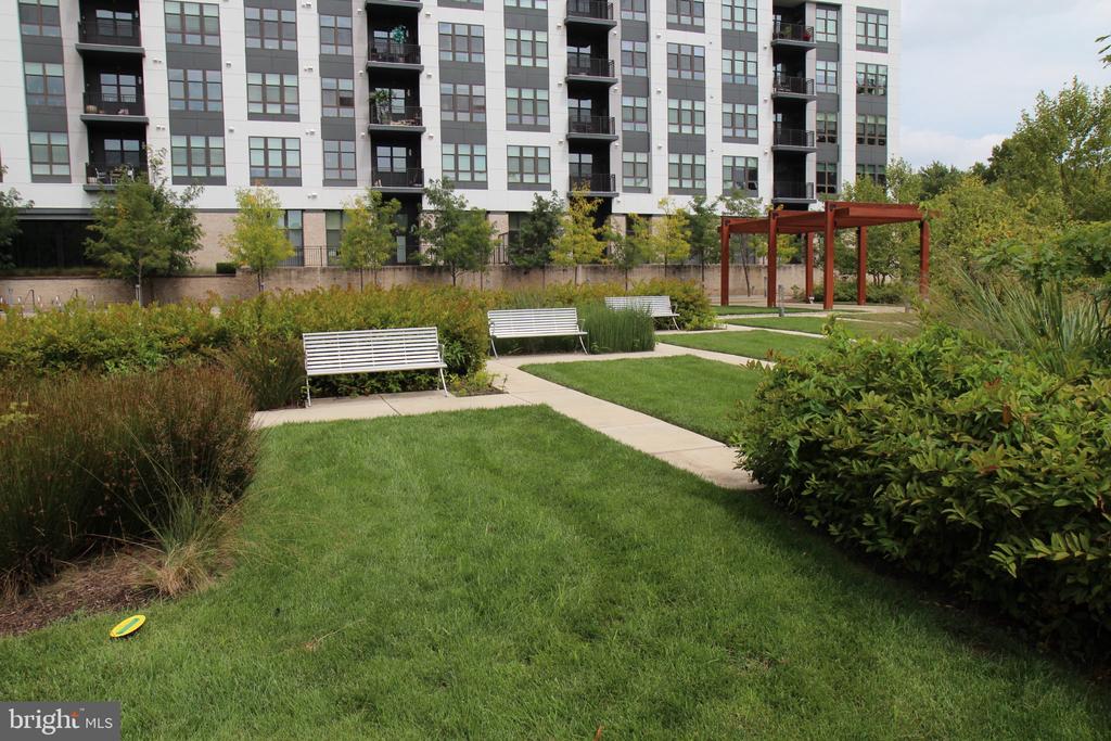 1761 OLD MEADOW ROAD Unit: 119