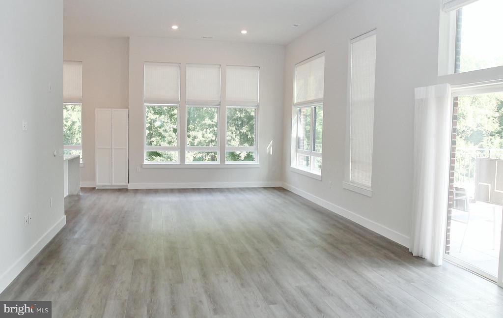 1761 OLD MEADOW ROAD Unit: 119