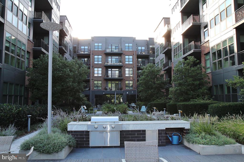 1761 OLD MEADOW ROAD Unit: 119
