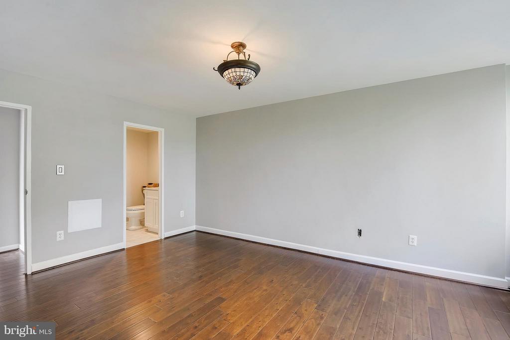 6621 WAKEFIELD DRIVE Unit: 302
