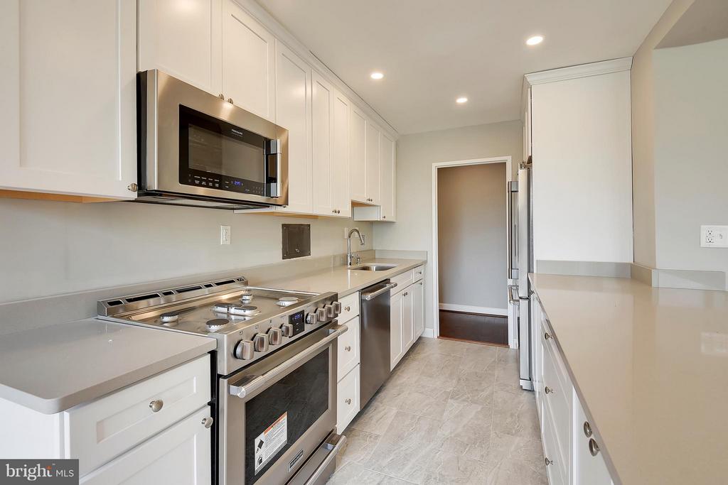 6621 WAKEFIELD DRIVE Unit: 302
