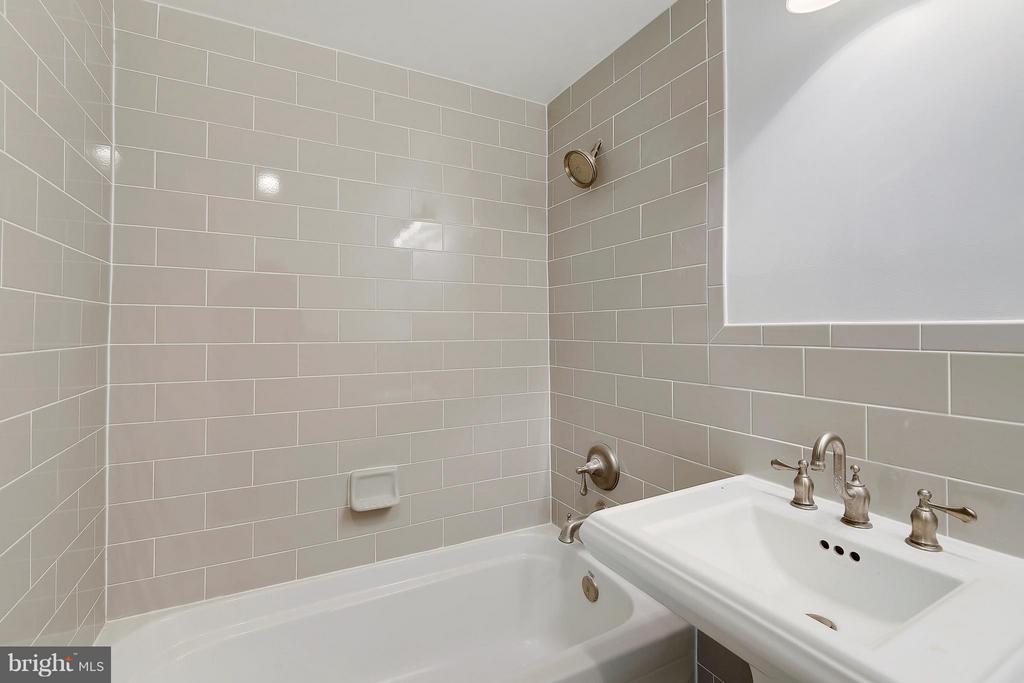 6621 WAKEFIELD DRIVE Unit: 302