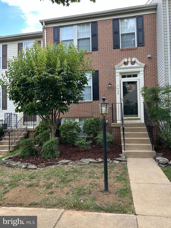 7438 GADSBY SQUARE