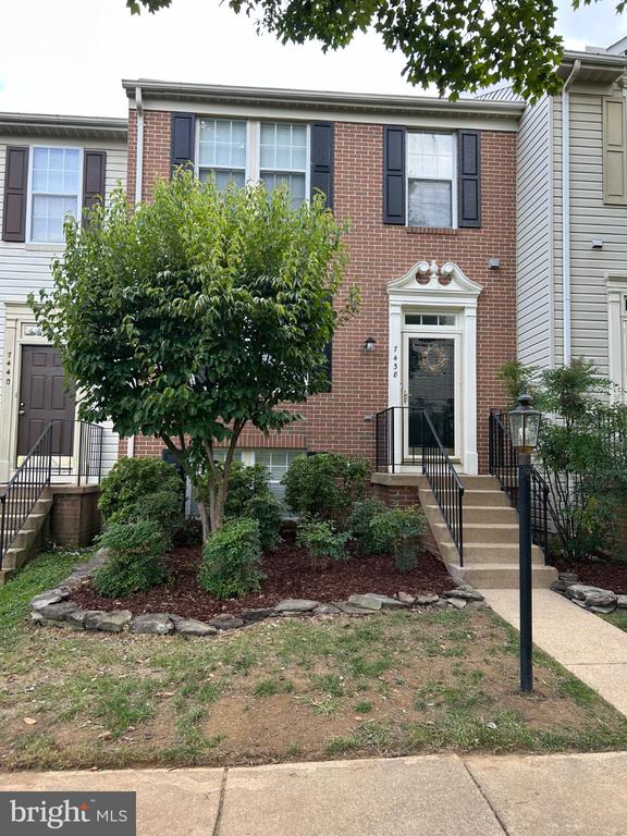 7438 GADSBY SQUARE