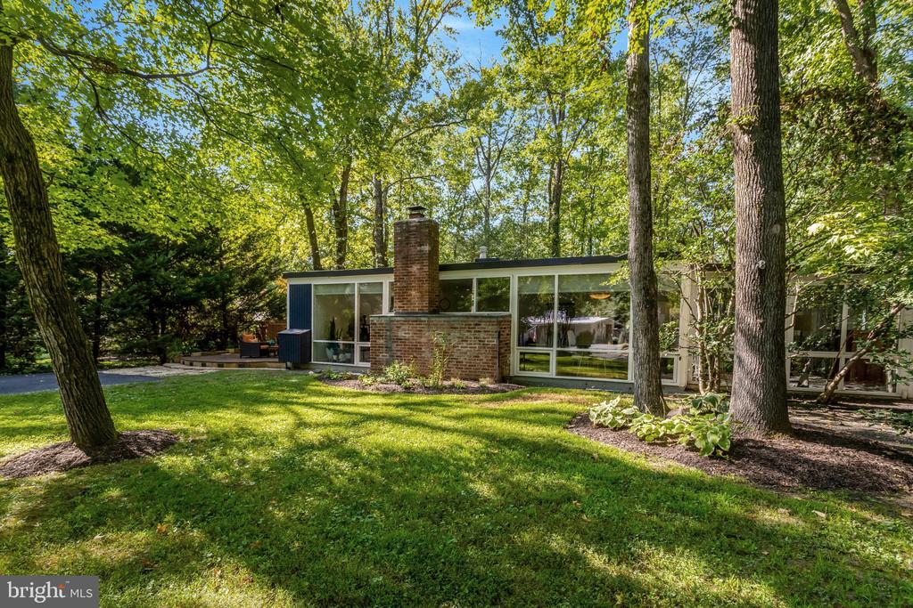 2412 BRENTWOOD PLACE