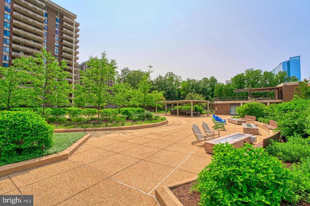 1800 OLD MEADOW ROAD Unit: 218
