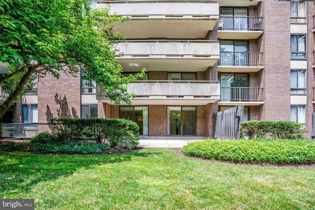 1800 OLD MEADOW ROAD Unit: 218