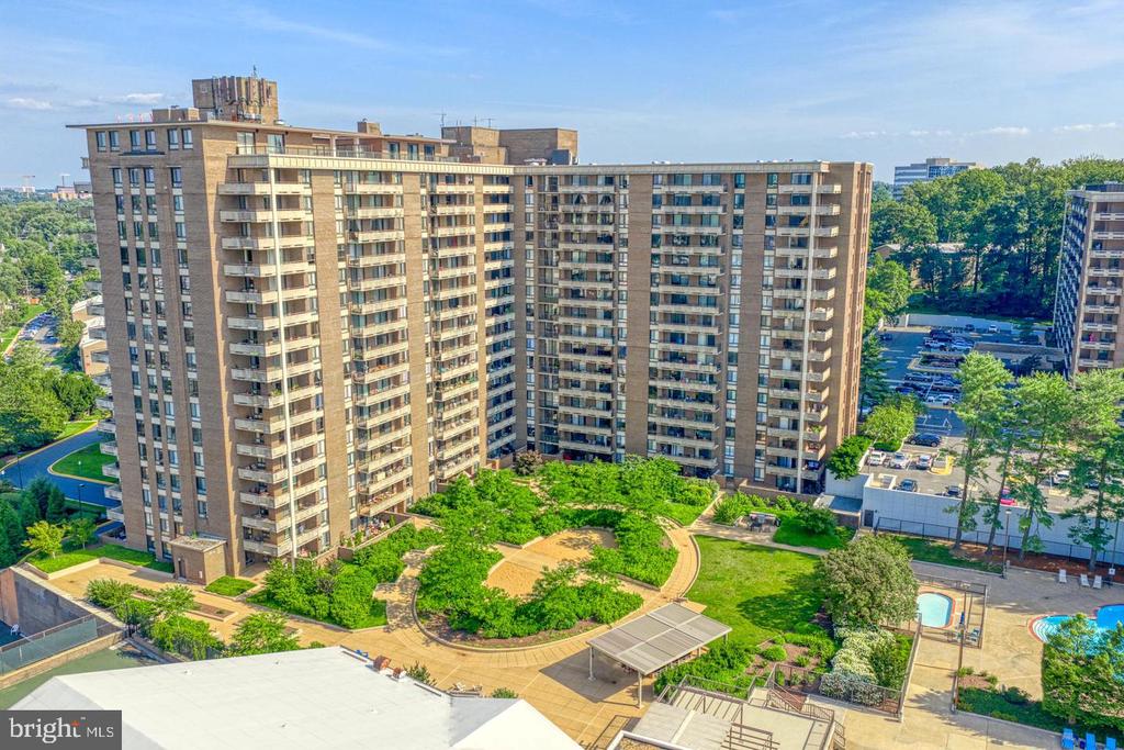 1800 OLD MEADOW ROAD Unit: 218