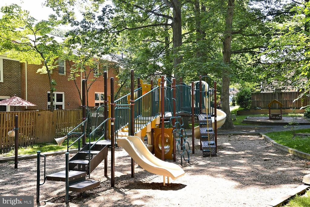 2323 HARLEYFORD COURT
