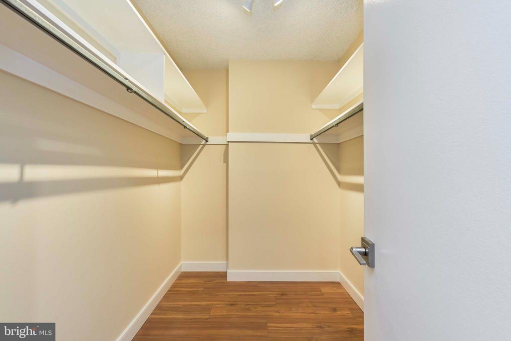 1800 OLD MEADOW ROAD Unit: 806
